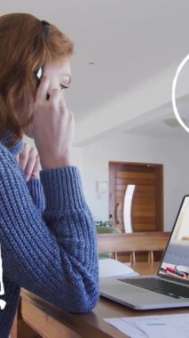 Okul eşyalarının animasyonu beyaz kadın öğretmenin okul videosuyla ilgili. Teknoloji, eğitim ve dijital arayüz kavramı dijital olarak oluşturulmuş video.