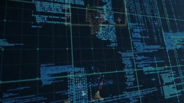 Erkek basketbolcu serbest atışını yapıyor ve spor eğitimi için kod ızgarasından topu serbest bırakıyor. Atletizm, dijital, sanal, geleceksel, hareket, enerji, teknoloji