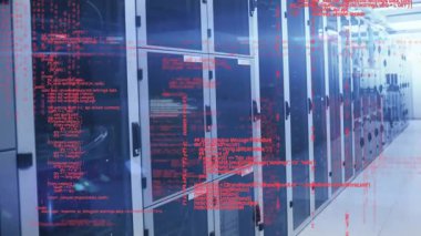 Yükleme sırasında, sunucu raflarının üzerinde kırmızı kod örtüsü beliriyor, kaydırıyor ve azalıyor, veri akışını gösteriyor. Siber güvenlik, veri, teknoloji, dijital, ağ, altyapı, siber