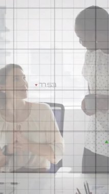 Gündelik ofiste konuşan çeşitli bayan meslektaşlar üzerinde kırmızı grafik işleme animasyonu. İş, veri, takım çalışması, ağ, dijital arayüz ve küresel iletişim, dijital olarak oluşturulmuş video.