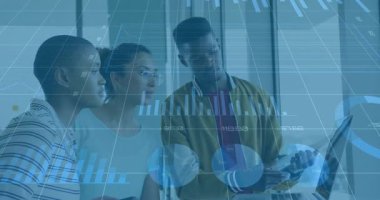 Adam telefonu dinliyor, iş arkadaşları dinliyor, şeffaf teknik veri gösterimi yapıyor, fikir birliğine varıyor. İşbirliği, veri analizi, takım çalışması, yenilik, modernlik, iş, teknoloji