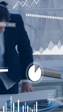 Kafkas işadamının ofisindeki finansal veri işleme animasyonu. Küresel finans, iş, bağlantılar, hesaplama ve veri işleme kavramı dijital olarak oluşturulmuş video.