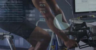 Erkek sporcu spor laboratuarında ergometreyle pedal çevirmeye başlıyor, üst üste gelen oksijen alımını izliyor. Performans, biyomekanik, dayanıklılık, analitik, fitness, bilim, yenilik