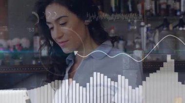 Kadın tableti tıklayarak veri tablosunu eşleştirirken erkek de kafe bar teknik ekibinde dizüstü bilgisayarı daktilo ediyor. Teknoloji, işbirliği, dijital, yenilik, çalışma alanı, iletişim, modern