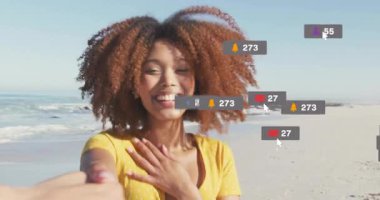 Sahilde elini kolunu sallayan bir kadın sosyal medyayı kafasında dönen uyarılar gibi gösteriyor. Romantizm, bağlantı, dinginlik, kutlama, canlılık, eğlence, dijital