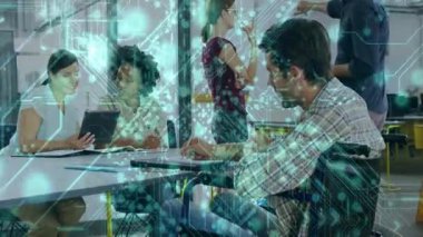 Teknoloji, tablet, tahta, dizüstü bilgisayar üzerinde iş birliği yapan meslektaşlar olarak animasyon ağ bağlantısını örtüyor. Teknoloji, yenilik, takım çalışması, erişilebilirlik, veri görselleştirme, modernleşme, beyin fırtınası