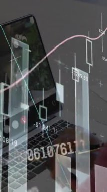 Ofisteki dizüstü bilgisayardaki iş adamının finansal veri işleme animasyonu. Küresel iş, finans, hesaplama ve veri işleme kavramı dijital olarak oluşturulmuş video.