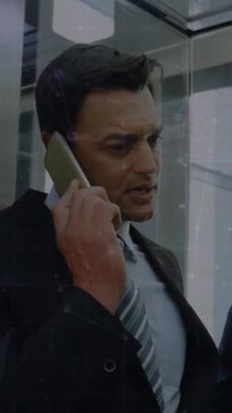 Grafiklerin animasyonu, asansörü kullanan ve cep telefonuyla konuşan farklı insanların alım satım tablosu. Değişen sayılar, dijital bileşim, rapor, iş, büyüme, borsa ve teknoloji kavramı.