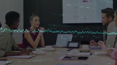 Kadın sunucu kalem kaldırıyor ve ekip arasında ortaya çıkan animasyon çizelgeleriyle iş verilerini sunuyor. İşbirliği, strateji, iletişim, profesyonellik, şirket, liderlik, beyin fırtınası