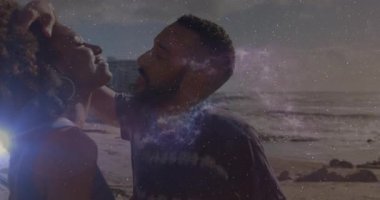 Sahilde kadının çenesini kaldıran erkek nebula gibi parıldayan ve çifti film romantizmiyle sarıyordu. Romantizm, samimiyet, fantezi, kozmik, dinginlik, bağlantı, ambiyans