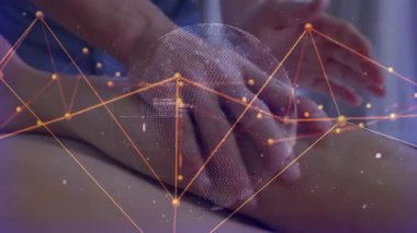 Masaj terapisti, baldırlarını dijital küre olarak yoğurmaya başlıyor. Sağlık oturumunda kas ağını haritalıyor. Sağlık, terapi, dijital ağ, bağlantı, rahatlama, sağlık