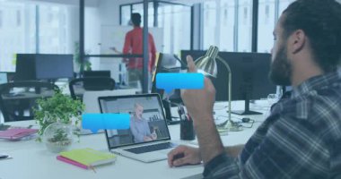 Ofis çalışanı laptopa başlıyor. Takım çalışması için beyaz tahtayı işaretleyen iş arkadaşı olarak baloncuk üretiyor. Profesyonel, işbirliği, dijital, iletişim, modern, işyeri, takım çalışması