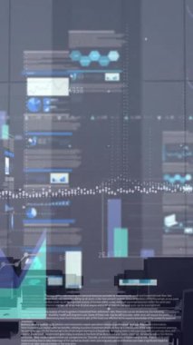 Ofisteki masaların üzerinde finansal veri işleme animasyonu. Küresel iş, finans, hesaplama ve veri işleme kavramı dijital olarak oluşturulmuş video.