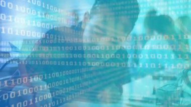 Erkek öğrenci sınıfta yazarken, teknoloji dersi için dizüstü bilgisayarda çift yönlü yayınlar yapıyor. Eğitim, teknoloji, kodlama, veri, yenilik, konsantrasyon, dijital