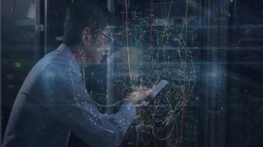 Bilgi işlem teknisyeni, veri merkezinin raflarında çömelmiş, sanal kaplama ile tablet tanılama ağı kuruyor. Teknoloji, ağ oluşturma, veri, siber güvenlik, modern, arayüz, altyapı