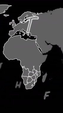 Harflerin animasyonu dünya haritasında siyah arkaplanda. Küresel teknoloji, hesaplama, bağlantılar ve dijital arayüz konsepti dijital olarak oluşturulmuş video.