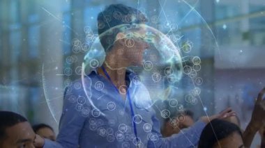 İş sunumunda ağ simgeleriyle ortaya çıkan küresel hologramı manipüle eden kadın sunucu. Teknoloji, yenilik, iletişim, kurumsal, fütüristik, veri görselleştirme, liderlik