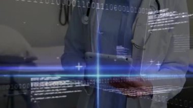 Kadın doktor tableti tıkırdatıyor ve hasta verilerini muayene odasında gözden geçiriyor, ikili kod şebekesi var. Tıbbi, sağlık, teknoloji, dijital, profesyonel, yenilik, klinik