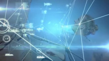 Çömelmiş, tutunma noktasına ulaşan ve teknik düğümleri ve çizelgeleri etkinleştiren adam tırmanma performansını izliyor. Dijital, yenilik, teknoloji, veri, analitik, performans, fütürizm