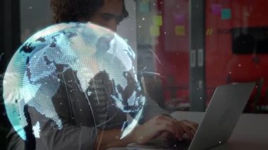 Dizüstü bilgisayarda yazan işçiler dijital dünyayı etkinleştiriyor. Teknoloji ağını gösteren veri hatlarını döndürüyorlar. Teknoloji, yenilik, veri, bağlantı, dijital, fütüristik, çalışma alanı