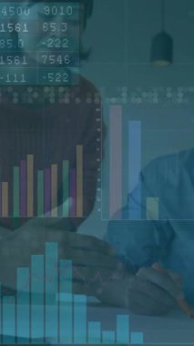 Mali veriler ve grafik animasyonları ofisteki çeşitli takımların tartışması üzerine. İş, finans, takım çalışması, işbirliği, analitik, teknoloji