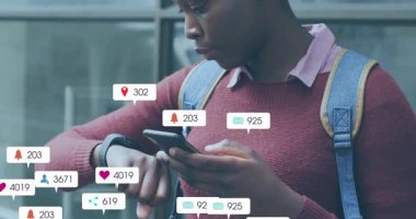 Akıllı bakışlar atan, akıllı telefonları sosyal medya ikonları gibi dinleyen bir kadın. Teknoloji, bağlantı, şehir, iletişim, fütürizm, dijital, hareketlilik