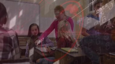 Öğretmen tableti tıklatan öğrencilere doğru yürüyor, grup öğrenimi için animasyon eğitim tablosunu gösteriyor. İşbirliği, öğrenme, eğitim, teknoloji, sınıf, gençlik, iletişim