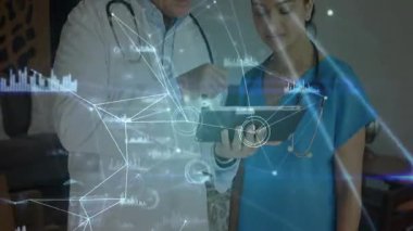 Doktor, hemşire tableti tutarken ve titreşimli holografik ağı tıkırdatırken sağlık raporuna işaret ediyor. Sağlık, işbirliği, yenilik, fütüristik, dijital, profesyonellik, analitik