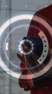 Akıllı telefon kullanan bir kadının veri işleme ve tarama alanının animasyonu. Küresel iş, teknoloji ve dijital arayüz kavramı dijital olarak oluşturulmuş video.