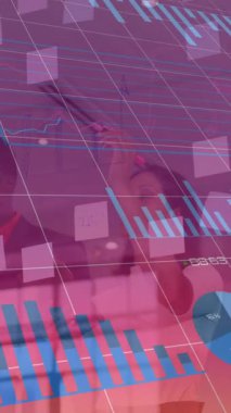 Grafiklerin ve değişen sayıların animasyonu, farklı çalışma arkadaşlarının yapışkan notlar üzerine stratejilerini tartışması. Dijital bileşik, çoklu pozlama, rapor, iş, büyüme, planlama ve takım çalışması kavramı.