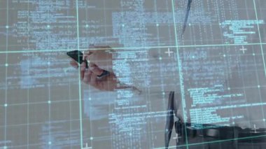 İş adamı akıllı telefonu görüntüye getiriyor kilidi açmak için dinleniyor, giriş verilerini gizliyor. Teknoloji, yenilik, siber güvenlik, fütüristik, dijital, profesyonel, veri