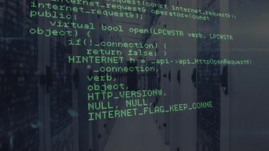 Veri koridorunda görünen ve kesişme algoritmasını gösteren yeşil kod. Teknoloji, siber güvenlik, dijital, veri merkezi, yazılım, ağ oluşturma, yenilik