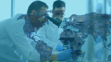 Laboratuvarda mikroskop altına kayan iki araştırmacı şeffaf dünya haritası örtüsünü ortaya çıkardılar. Bilim, yenilik, görselleştirme, analitik, işbirliği, hassasiyet, teknoloji