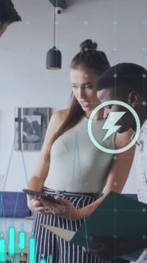 Simgelerin animasyonu, değişen sayıların çoklu grafikleri, ofiste fikir alışverişinde bulunan çeşitli iş arkadaşları. Dijital bileşik, çoklu pozlama, rapor, iş, büyüme, tartışma, takım çalışması, teknoloji.