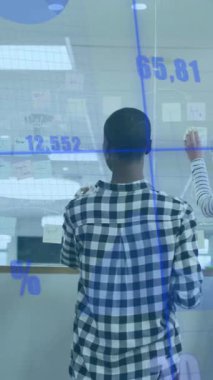 Veri tablolarını analiz etmek, modern ofiste animasyonla işbirliği yapan çeşitli takımlar. Takım çalışması, istatistik, işbirliği, teknoloji, beyin fırtınası, analitik