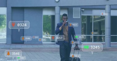 Elinde bavulla ortaya çıkan bir adam, kahve, sonra ileri doğru yürüyen, etrafında sosyal bildirimler üreten bir adam. Kentsel, teknoloji, profesyonel, bağlantı, iletişim, modern, hareketlilik