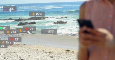 Plajda telefonu kaydıran kadın kırmızı uyarı simgesine neden oluyor, sosyal medya sayaçları yükseliyor, zayıflıyor. Dijital, sosyal, bağlantı, gündelik, canlı, boş zaman, teknoloji