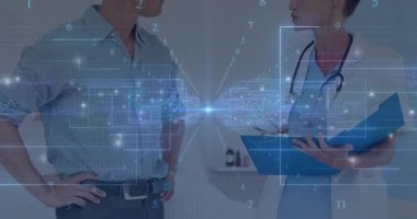 Doktor ve hastayı birbirine bağlayan tıbbi kaplama, stetoskop hazırlayan doktor olarak göğsü tutan hasta. Sağlık, teletıp, teknoloji, profesyonellik, tanı, iletişim, analiz