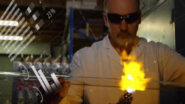 Gaz meşalesinin üstündeki cam çubukları hizalayan teknisyenler, ısıtma ipuçları ve fabrika verilerinin örtüşmesi. Laboratuvar, kesinlik, yenilik, teknik, endüstriyel, modern, analiz