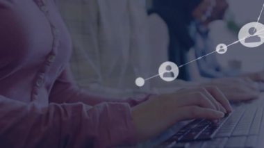 Tuşlara yazı yazan eller arama merkezi bağlantısını gösteren simge çizgileri oluşturmaya başlıyor. İşbirliği, bağlantı, teknoloji, iletişim, takım çalışması, dijital, profesyonel