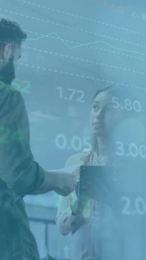 Grafiklerin animasyonu ve çeşitli iş arkadaşlarının ofiste ayakta kalıp tartışması. Dijital bileşik, çoklu pozlama, rapor, iş dünyası, borsa, takım çalışması ve teknoloji kavramı.