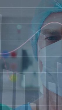 Spor salonunda koçu olan çeşitli bayan basketbol oyuncuları üzerinde finansal veri işleme animasyonu. Mali ekonomi tıbbı sağlık ve teknoloji konsepti dijital olarak oluşturulmuş video.