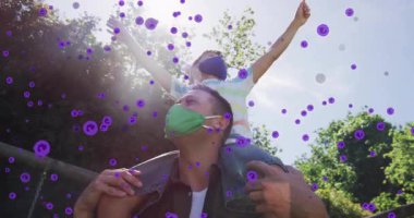 Erkek çocuk, insan omuzlarında kollarını kaldırarak parçacıkları kaplıyor ve sağlık için viral bir tehdit oluşturuyor. Ebeveynlik, açık hava, koruyucu, canlı, sağlık, birlik, dayanıklılık