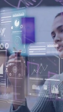 Verileri ve grafikleri analiz eden, küresel istatistikleri canlandıran kadın. Analizler, iş kadını, teknoloji, grafikler, ekonomi, şirket