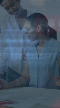 Ofiste işbirliği yapmak, çeşitli takımlar finansal verileri animasyon eşleşmesi ile işliyor. Takım çalışması, iş arkadaşları, veri analizi, finans, işbirliği, şirket