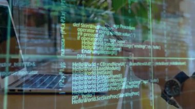 Geliştirici, teknoloji masasındaki kodları gözden geçirmek için kodları üst üste bindirdikten sonra akıllı telefonu seçiyor. Teknoloji, yenilik, programlama, yazılım, çalışma alanı, modern, dijital