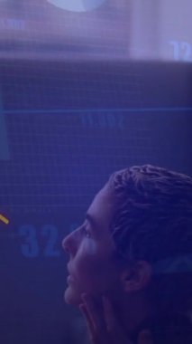 Akıllı telefon kullanan beyaz bir kadın için finansal veri işleme animasyonu. Küresel finans, iş, bağlantılar, hesaplama ve veri işleme kavramı dijital olarak oluşturulmuş video.