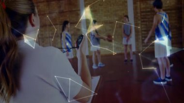 Spor koçu başlama düğmesine basıyor atletler çizgileri örtüyor dönen dünya rehber takımı. Atletizm, takım çalışması, performans, eğitim, dijital birlik, motivasyon