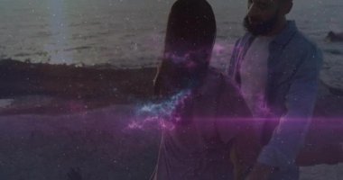 Gün batımında kumsalda saçlarını örten çift öpüşme ufkunu kucaklamaya başlıyor. Romantizm, samimiyet, sükunet, siluet, ahenk, bağlantı, sükunet