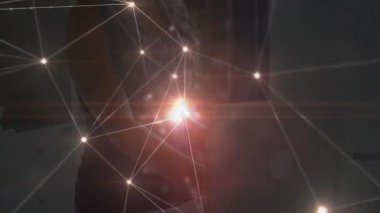 Penceredeki model, gövdeye bağlanan ağ, lenslerin parlamasından sonra IT profilini gösteriyor. Dijital, bağlantı, fütüristik, siber punk, minimalizm, yenilik, teknoloji